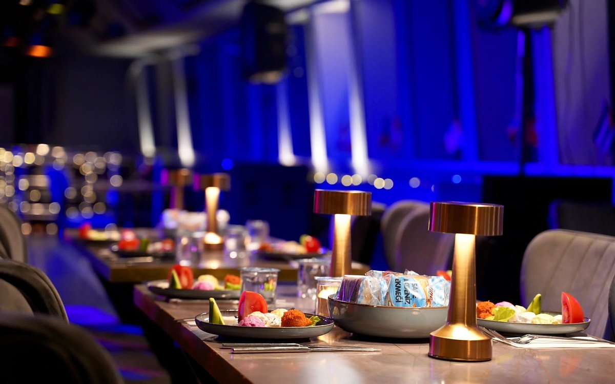 DINNER CRUISE WITH BIRTHDAY CAKE AND SONG - BEST TABLE