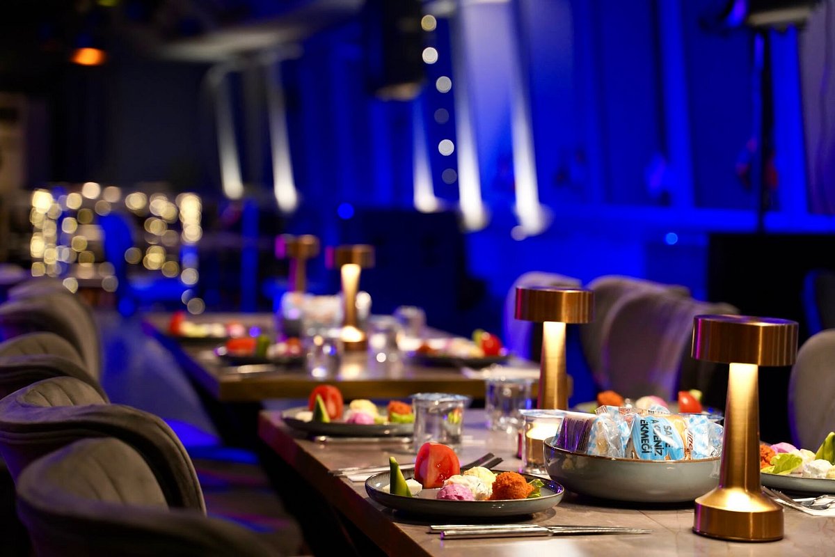 DINNER CRUISE WITH BIRTHDAY CAKE AND SONG - BEST TABLE