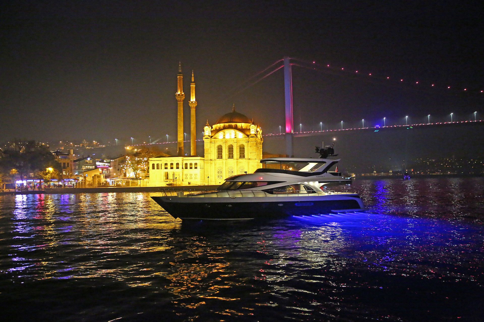 LUXURIOUS PRIVATE YACHT ON THE BOSPHORUS