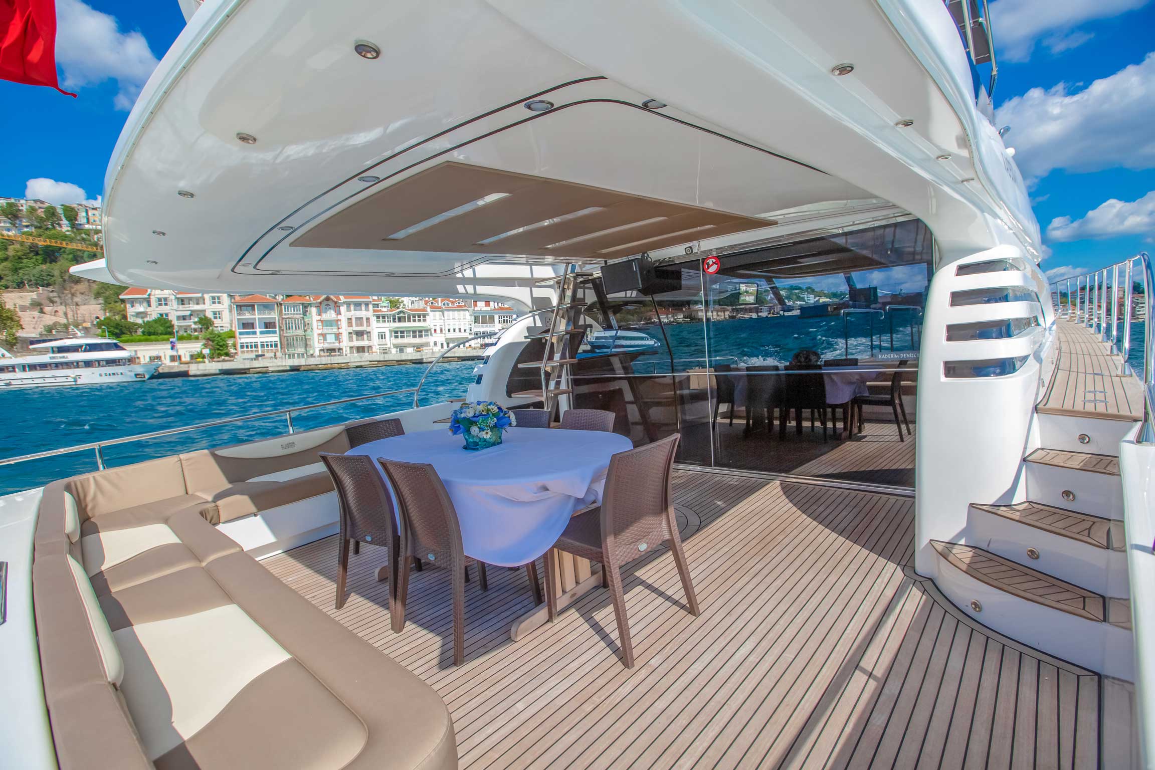 LUXURIOUS PRIVATE YACHT ON THE BOSPHORUS