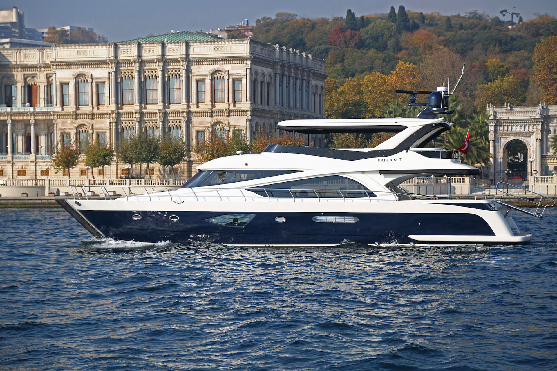 LUXURIOUS PRIVATE YACHT ON THE BOSPHORUS