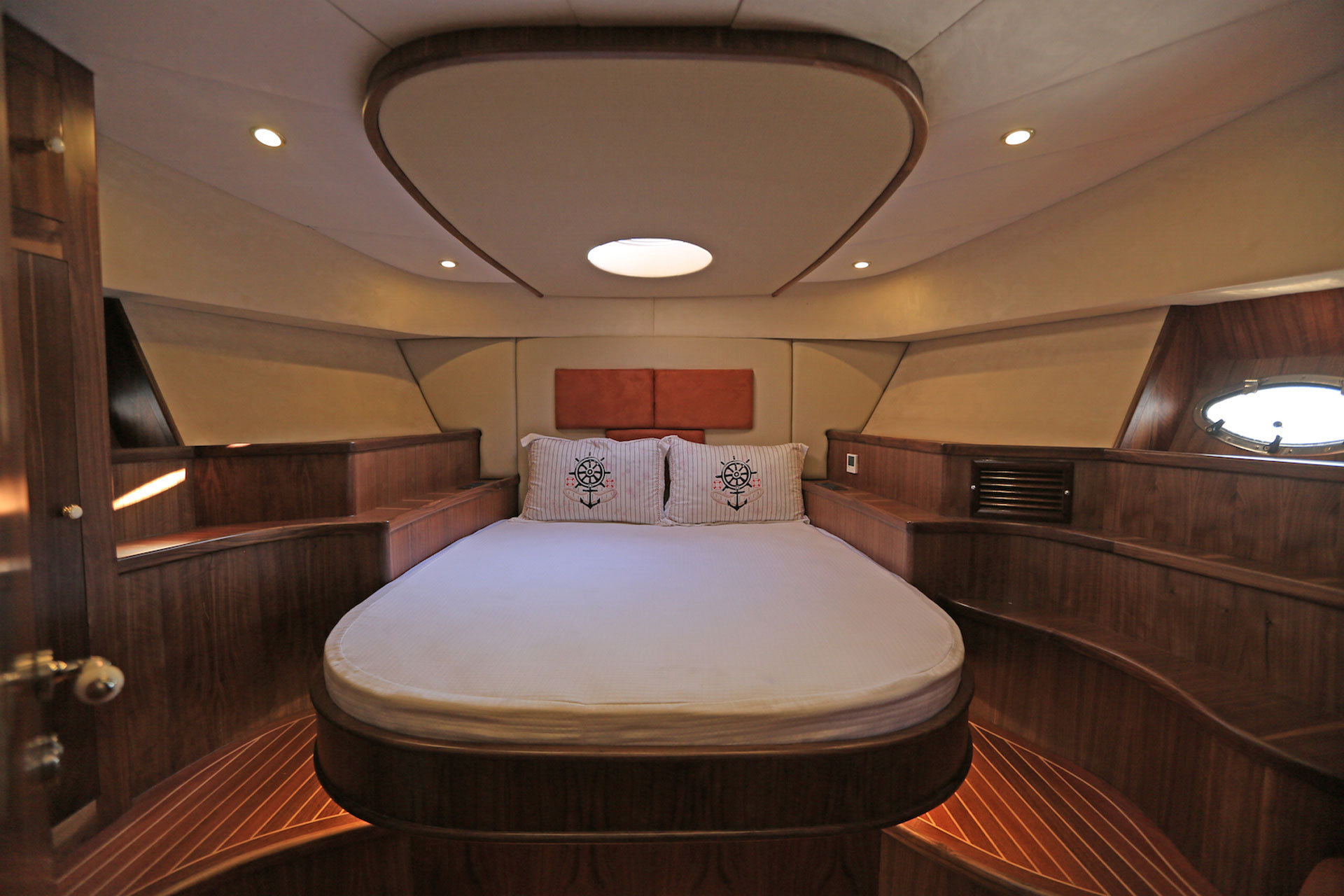 LUXURIOUS PRIVATE YACHT ON THE BOSPHORUS