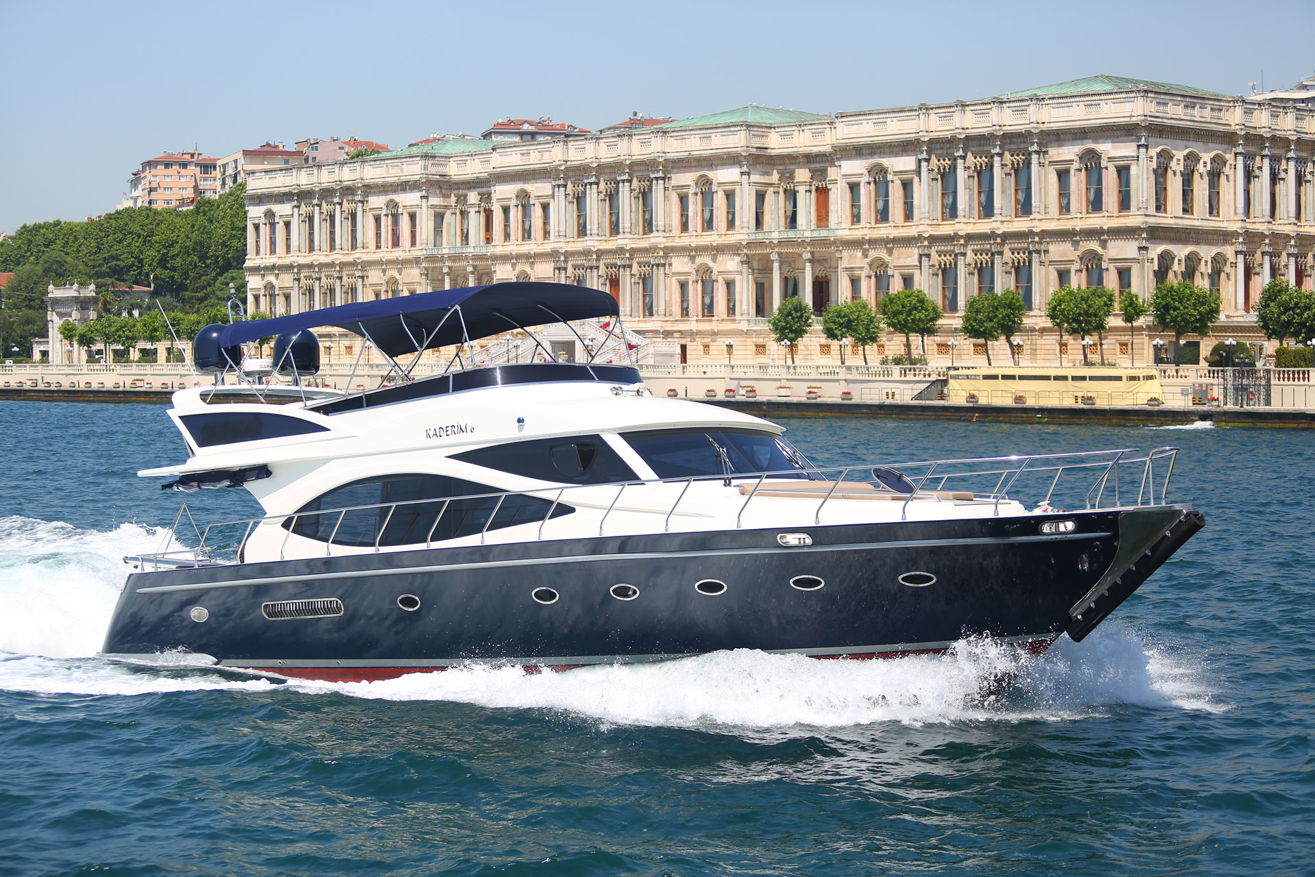 LUXURIOUS PRIVATE YACHT ON THE BOSPHORUS