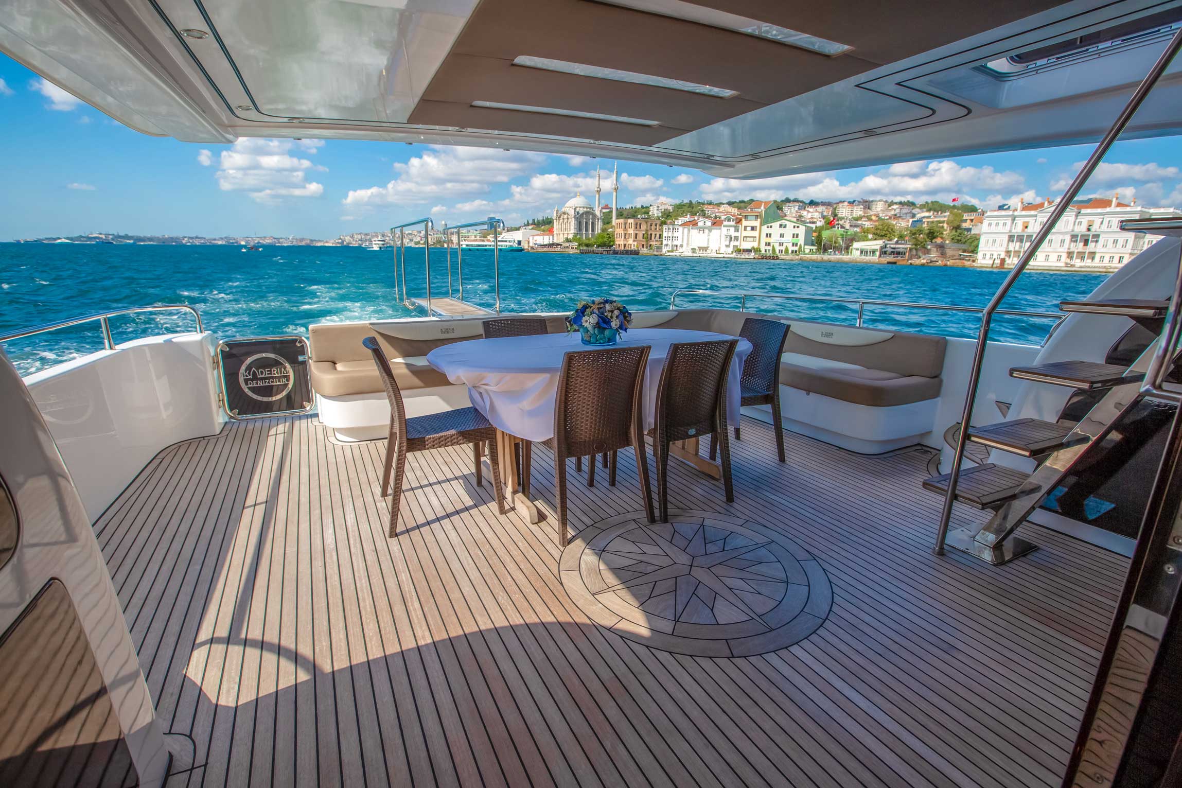 LUXURIOUS PRIVATE YACHT ON THE BOSPHORUS